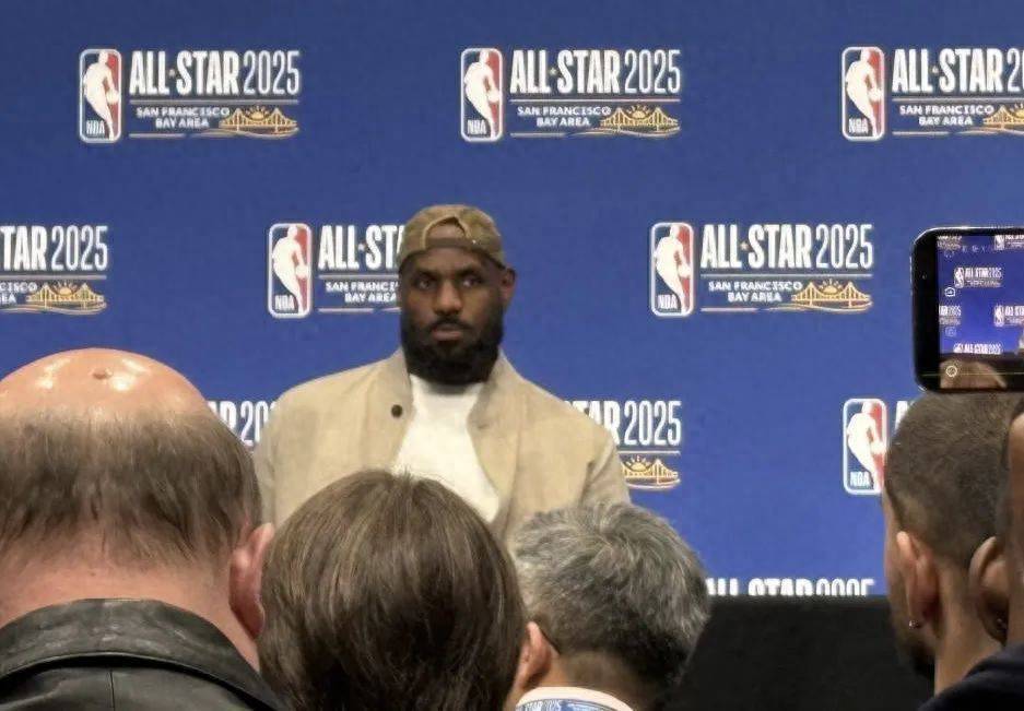 詹姆斯伤愈复出，官方发布新规首场表现抢眼，FPX球迷欢呼！