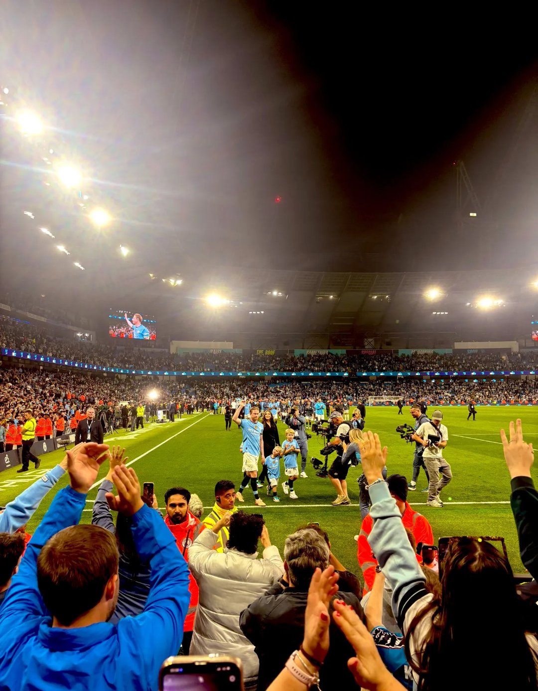 德布劳内回归赛场，爆冷首场状态亮眼，瑞士队观众沸腾！(德布劳内伤情最新情况)